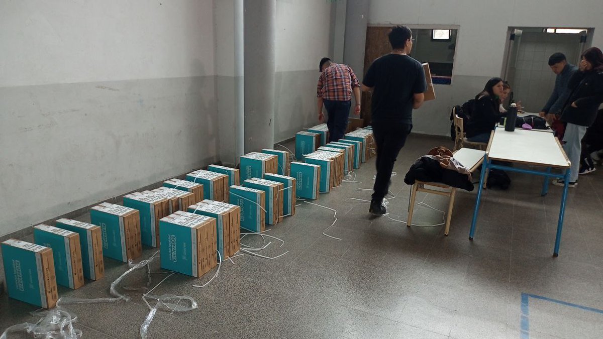 DTeR04's tweet photo. Continuamos trabajando para que alumnos de 5to del distrito de #FcioVarela tengan acceso a un recurso tan importante como lo son las netbooks.
En este caso en la EET N° 2 se entregan 161 netbooks #ConectarIgualdadBonaerense

@AlbertoSileoni @DTE_BA @ClaudiaBracchi1 @salbarracin https://t.co/fLsHCP93BB