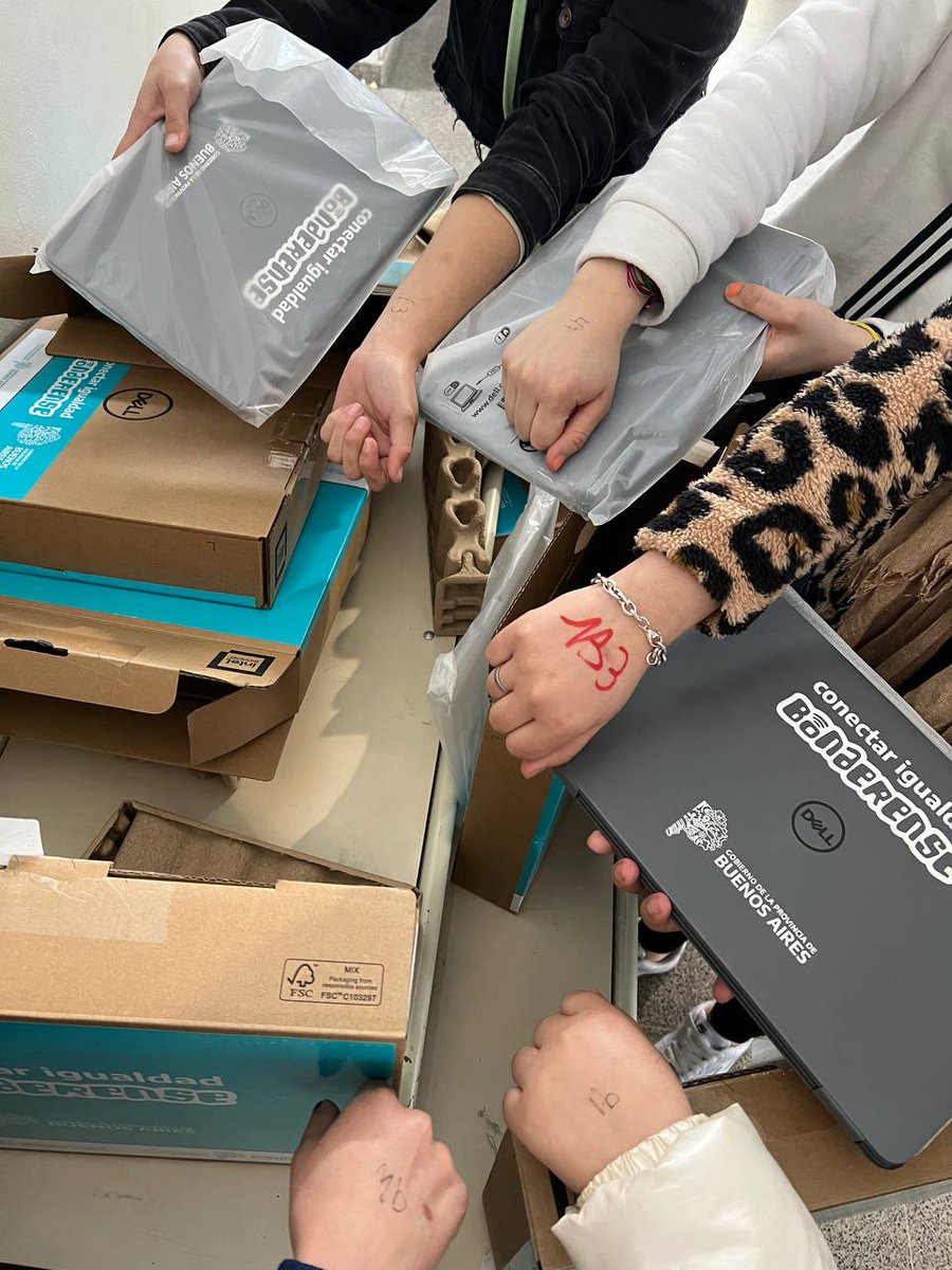 DTeR04's tweet photo. Continuamos trabajando para que alumnos de 5to del distrito de #FcioVarela tengan acceso a un recurso tan importante como lo son las netbooks.
En este caso en la EET N° 2 se entregan 161 netbooks #ConectarIgualdadBonaerense

@AlbertoSileoni @DTE_BA @ClaudiaBracchi1 @salbarracin https://t.co/fLsHCP93BB
