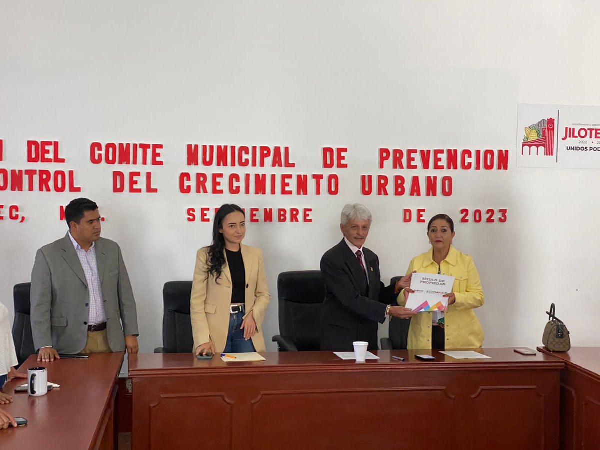 leopoldoolguin's tweet photo. #PoloOlguínSecretarioAytoJilotepec Con la honrosa Representación del Lic. Rodolfo Nogués, Pdte. Mpal. de Jilotepec y la presencia de l@s Regidor@s, se llevó a cabo la 7a. Sesión Ordinaria del Comité Mpal. de Prevención y Control del Crecimiento Urbano de Jilotepec. https://t.co/ubakvRMrma