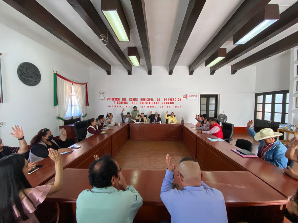 leopoldoolguin's tweet photo. #PoloOlguínSecretarioAytoJilotepec Con la honrosa Representación del Lic. Rodolfo Nogués, Pdte. Mpal. de Jilotepec y la presencia de l@s Regidor@s, se llevó a cabo la 7a. Sesión Ordinaria del Comité Mpal. de Prevención y Control del Crecimiento Urbano de Jilotepec. https://t.co/ubakvRMrma