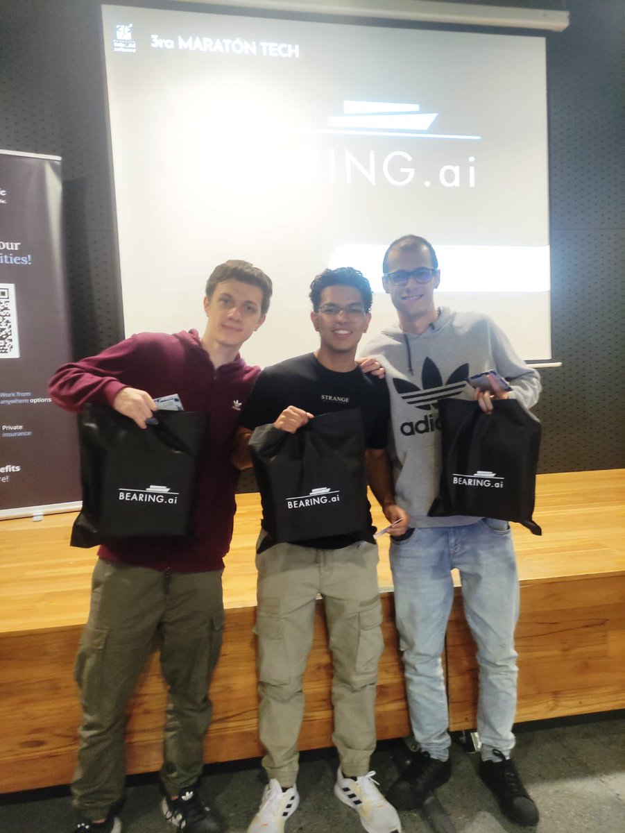 Después de la tensión, viene la celebración😂. Ellos son los ganadores de la 3ª #MaratónTech que mostraron su pasión por los datos abiertos en dos jornadas cargadas de emoción ¡Felicitaciones! 

Con los premios entregados esperamos seguir promoviendo su pasión por la tecnología.