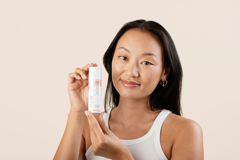 CLEARSTEM's tweet image. YOUARESUNSHINE is a multitasking tinted sunscreen is designed to protect all skin types (including sensitive skin) that are prone to scar damage, acne, rosacea, dryness, and discoloration. 🧴🧡