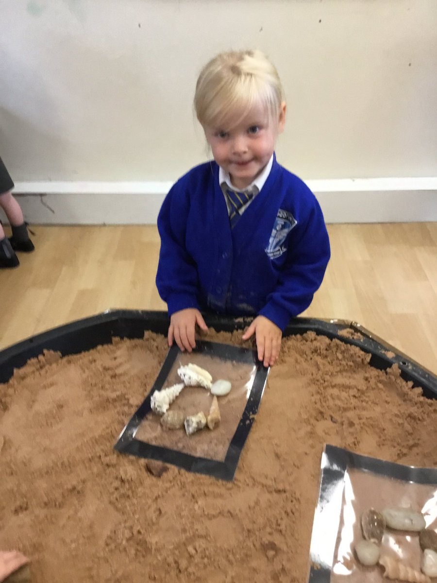 YRStGabriels's tweet photo. We have been using natural materials to make shape transient art in our sand 🐚 @StGabrielsCofE @RainbowEduMAT @MissDeanREMAT https://t.co/OKpfeAQEJk