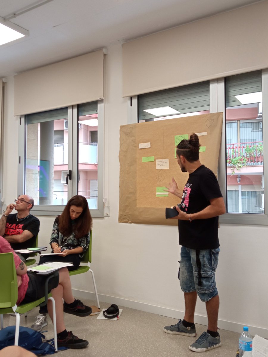 xarxavalors_sc's tweet photo. Darrera sessió formativa #FASTLISA amb els i les ambaixadores del projecte. Posem en comú la valoració dels campaments internacionals i comencem a pensar en el pla d'acció local que les joves implementaran a la ciutat properament 🗯️💫 https://t.co/kK7hWDMuI7