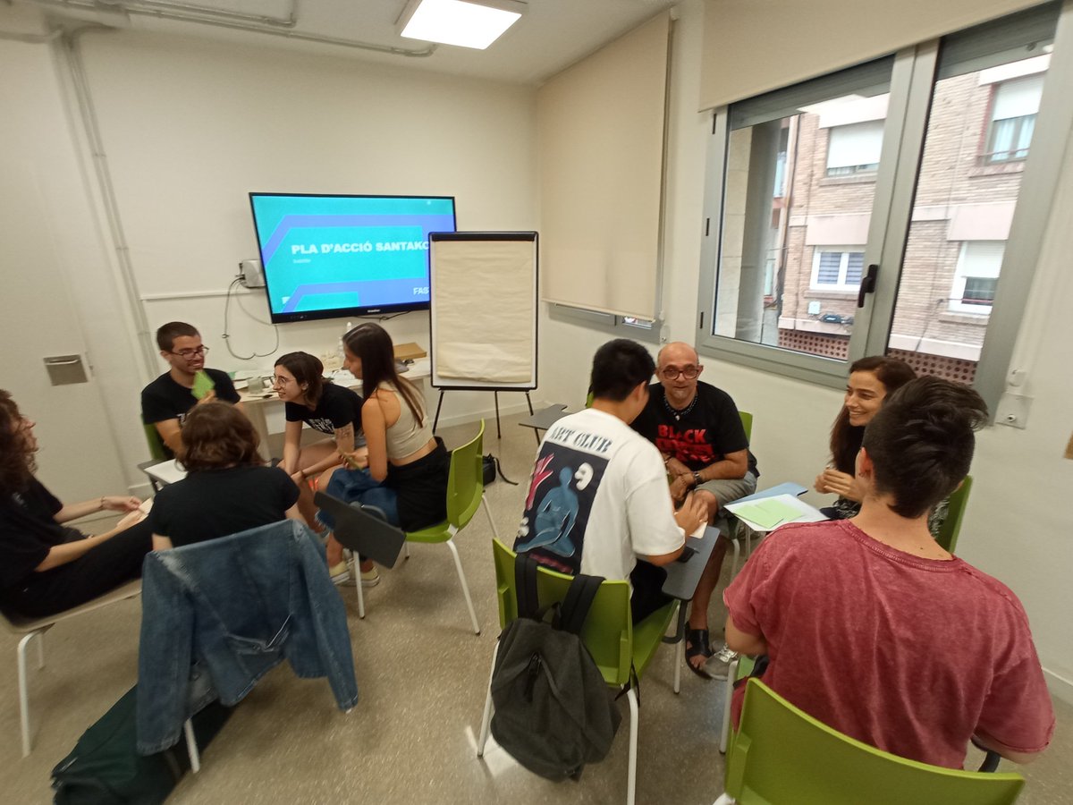 xarxavalors_sc's tweet photo. Darrera sessió formativa #FASTLISA amb els i les ambaixadores del projecte. Posem en comú la valoració dels campaments internacionals i comencem a pensar en el pla d'acció local que les joves implementaran a la ciutat properament 🗯️💫 https://t.co/kK7hWDMuI7