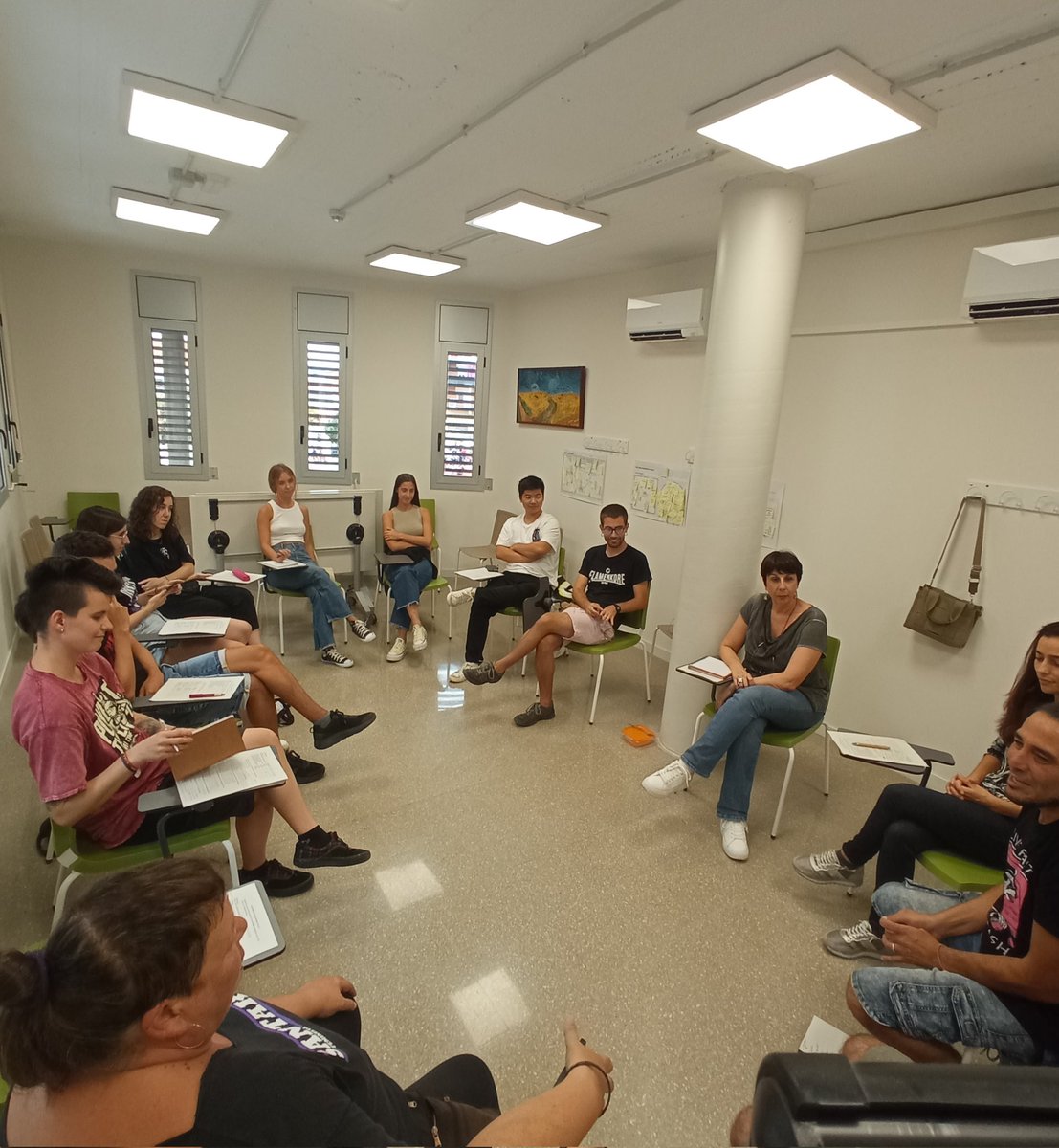 xarxavalors_sc's tweet photo. Darrera sessió formativa #FASTLISA amb els i les ambaixadores del projecte. Posem en comú la valoració dels campaments internacionals i comencem a pensar en el pla d'acció local que les joves implementaran a la ciutat properament 🗯️💫 https://t.co/kK7hWDMuI7