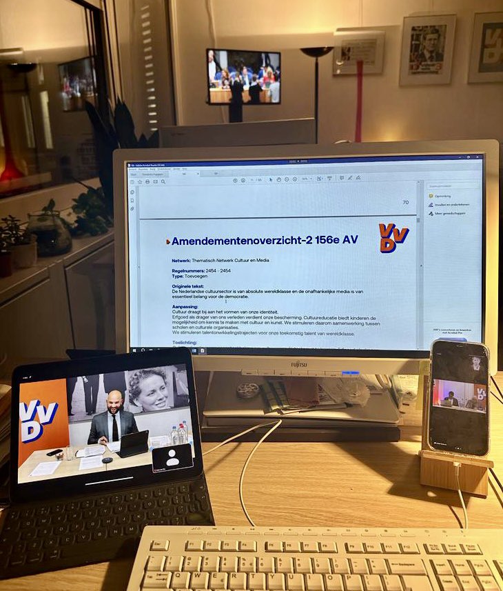 Mooier en politieker dan dit wordt het niet: synchroon kijken naar de #APB2023, de amendementensessie voor het @Vvd verkiezingsprogramma over Onderwijs, Cultuur en Media en de sessie over Economie. 
Politics in full swing!