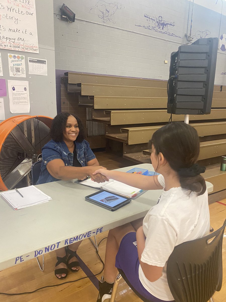 DonnaBolden10's tweet photo. MPVA Counselor Minute Meetings! It’s our goal to meet every student on our caseload! Building relationships and making connections!!! @MeyerlandMS @HISD_ACC @HISDSEL https://t.co/6rzHiVAw5n