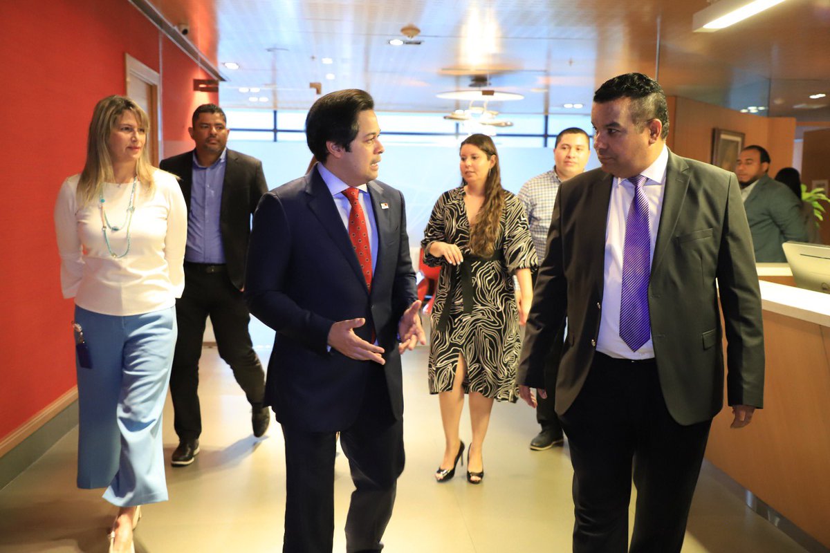 PublioDeGracia's tweet photo. Gracias @Towerbank por ser uno de los bancos pioneros en entrar en producción en la fase 2 de la #FacturaElectrónica. A su equipo directivo y colaboradores el reconocimiento por la @DGIpma. https://t.co/aZCAdJ36qk