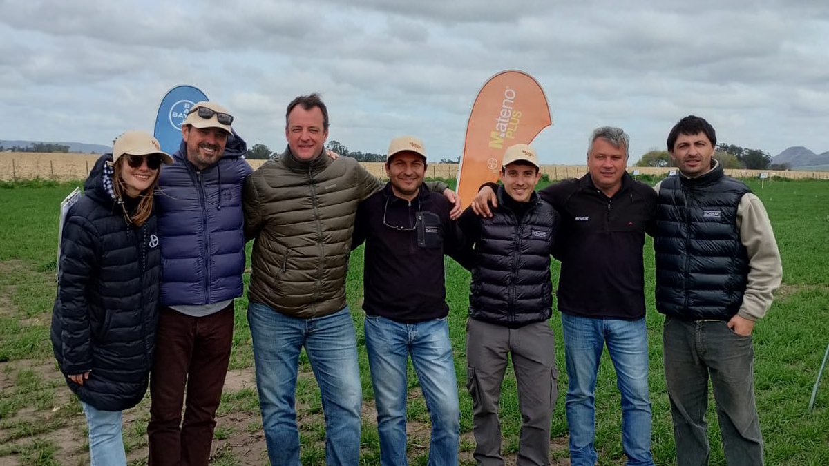 SCHANG Agronomía Veterinaria (@schangagrovet) on Twitter photo Recorrida y lanzamiento 🚀 Ensayo #MatenoPlus <a href="/AgroBayerAR/">Agro Bayer</a> !
Equipazo de lujo : <a href="/martin_deyaniz/">Martín de Yaniz</a> <a href="/Rolobidegain/">Rolo</a> #VictoraPicasso #SergioCepeda <a href="/RaulojMartin/">Raul Martin</a> <a href="/tito05_/">Tito Morales</a> <a href="/fernandez_riky/">Ricardo Fernandez</a> 🤝
#SomosSchang #SomosEquipo Recorrida y lanzamiento 🚀 Ensayo #MatenoPlus <a href="/AgroBayerAR/">Agro Bayer</a> !
Equipazo de lujo : <a href="/martin_deyaniz/">Martín de Yaniz</a> <a href="/Rolobidegain/">Rolo</a> #VictoraPicasso #SergioCepeda <a href="/RaulojMartin/">Raul Martin</a> <a href="/tito05_/">Tito Morales</a> <a href="/fernandez_riky/">Ricardo Fernandez</a> 🤝
#SomosSchang #SomosEquipo