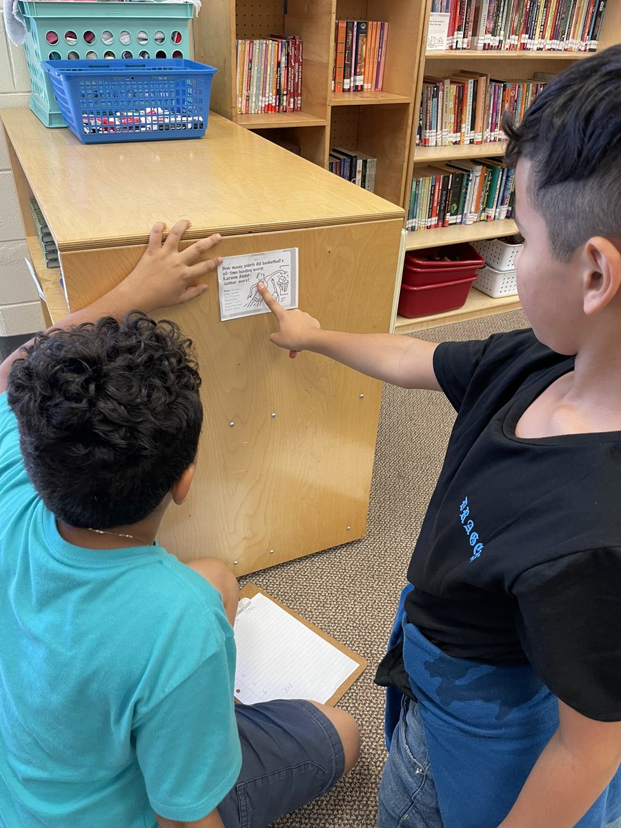 patsyacorn's tweet photo. @HowardGI #WeAreGIPS 
Fourth grade collaborators finding and solving word problems. https://t.co/dQHbuT0Col