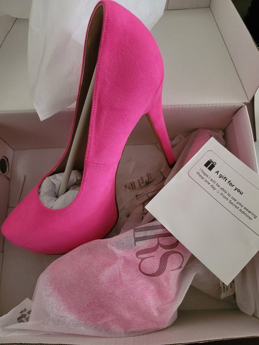 Omgggg   My secret admirer is awesome!!!   #Gifts #TheBest #SecretAdmirer #ItsLikeMyBday!    Anyone know<a href="/tag/gifts"class="tags">#Gifts</a><a href="/tag/thebest"class="tags"><span>#thebest</span></a><a href="/tag/secretadmirer"class="tags"><span>#secretadmirer</span></a><a href="/tag/itslikemybday"class="tags"><span>#itslikemybday</span></a>