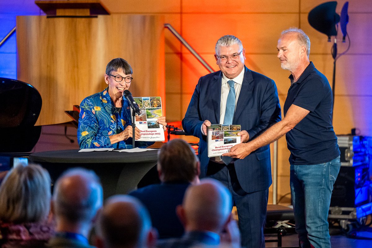 Drenthe is dé fietsprovincie, met prachtige landschappen en vele culturele highlights. Dit laten we graag zien met het EK Wielrennen. Daarom staat een selectie in een prachtig boek dat @CdkDrenthe vanavond overhandigde aan auteur Herbert Dijkstra en Enrico della Casa <a href="/UEC_cycling/">UEC Cycling</a>