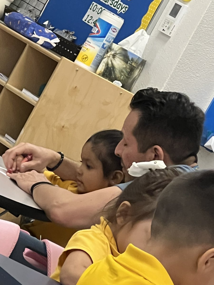 JPARTLOW_SVES's tweet photo. Art Class with Mr. Narvaez! Thank you 😊 @SierraVista_SA https://t.co/DA5ggSeAOT