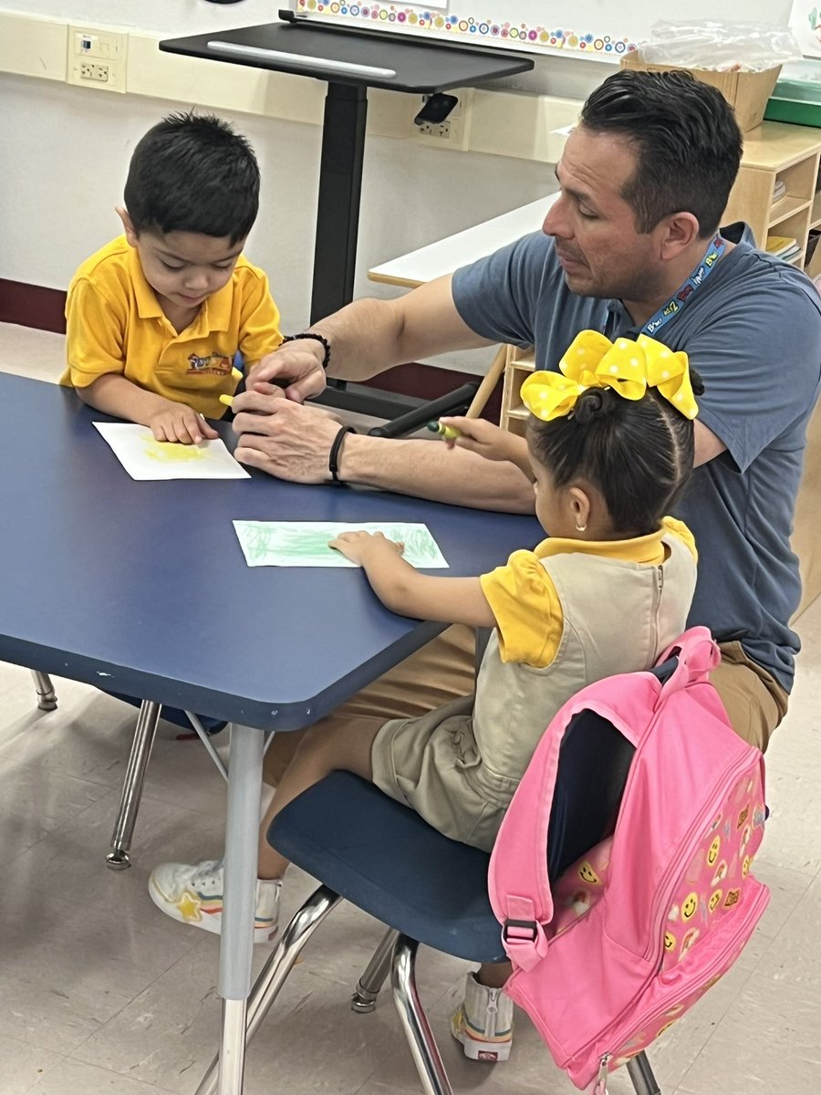 JPARTLOW_SVES's tweet photo. Art Class with Mr. Narvaez! Thank you 😊 @SierraVista_SA https://t.co/DA5ggSeAOT