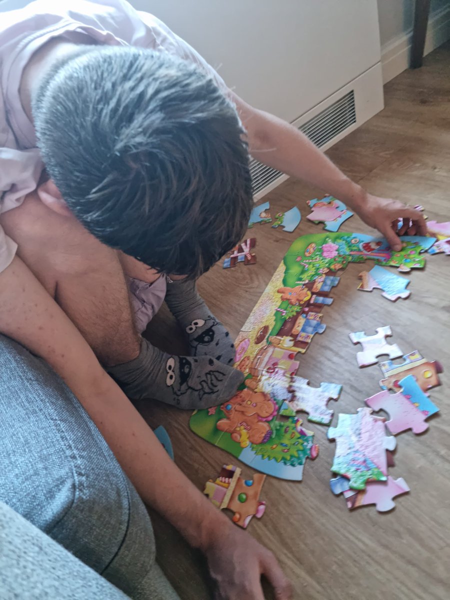 Max had a lovely afternoon last week relaxing in the sun and creating puzzles🧩🌞 
#relaxinginthesun
#inhouseactivity