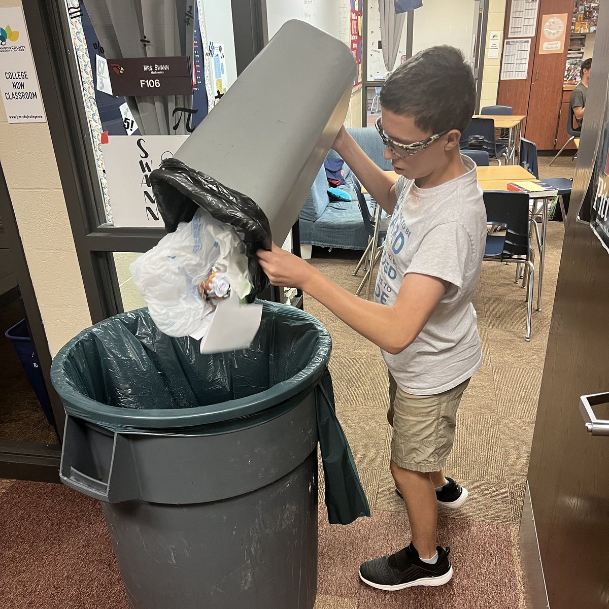 A big shoutout goes to our Life Skills Class for their outstanding efforts in beautifying EHS surroundings! The students in this class are actively engaged in diverse responsibilities, providing them with insights into the world of real occupations. #EudoraProud