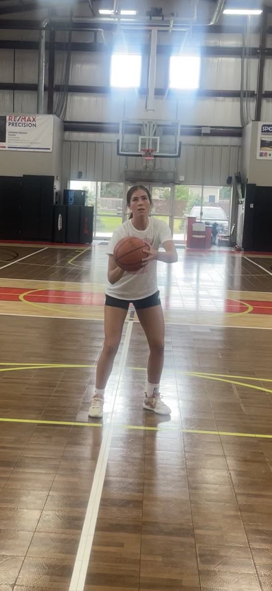 BBallPaul32's tweet photo. Early out for this one and she came to work! @carlisle_girls #gamereps #shootingonthemove #splash https://t.co/E3VC1dHlPn