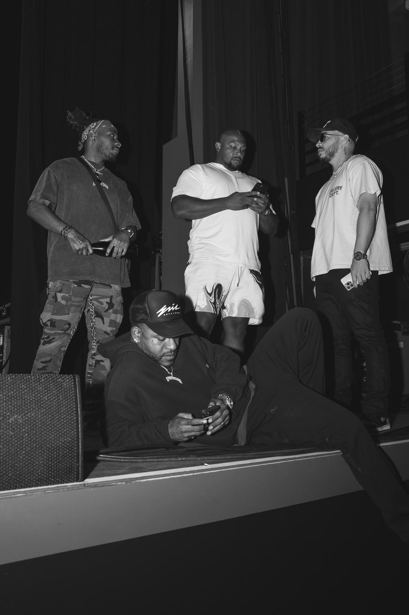 EricBellinger's tweet photo. Always clocked in… Y’all ready for some new music? Perhaps another tour? 👀 🤔 https://t.co/gRSso8rScP