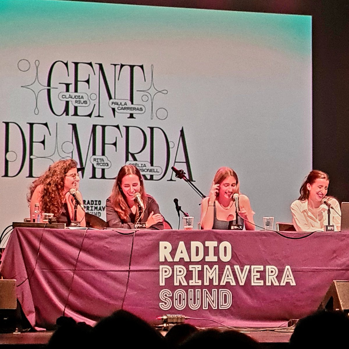 JofreFont's tweet photo. Ei! Que tinc un secret!
El pròxim #GentDeMerda (suposo que el penjaran) és molt confessional i està farcit de secrets de les quatre.
Fent servir un anglicisme (com fan tan elles), és un gran plot twist que el dia que fas un directe gran del podcast passis de fer-te la misteriosa. https://t.co/9zlRsh6sjd