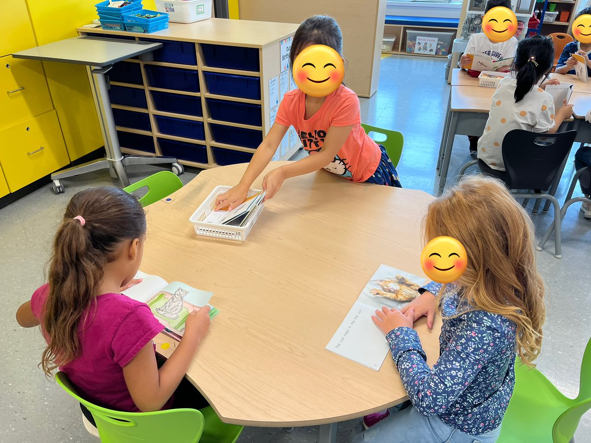 Eunok_Jade_Kim's tweet photo. We were reading the words using the decodable books @westbedfordPP_8 #syllasense https://t.co/m2k8VlFIKr