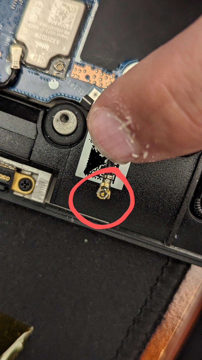 jefnathan's tweet photo. The chat feature in the @Dell  Support Assist app connects people w/ Dell social media team, not support.

Chat w/ Dell explain ongoing problems (including BT). Person on the chat INSISTS it's software.

Turns out  a Dell/Unisys tech wrecked the RF connector, affecting Bluetooth. https://t.co/Sn7lwzENRQ