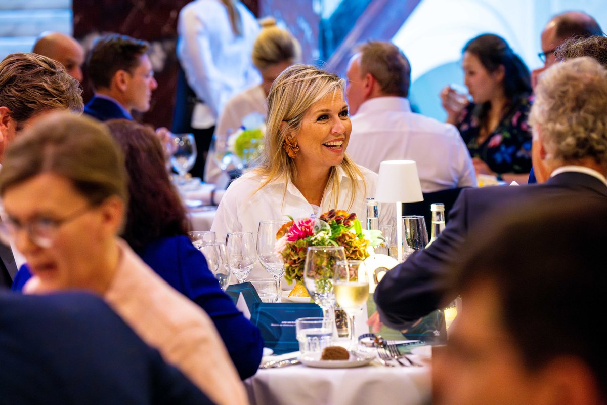 Koningin Máxima is bij het winnaarsdiner van de Koning Willem I Prijzen. Met het diner wil de Koning Willem I Stichting de start van de inschrijving voor de ondernemingsprijzen markeren.  koninklijkhuis.nl/actueel/nieuws…