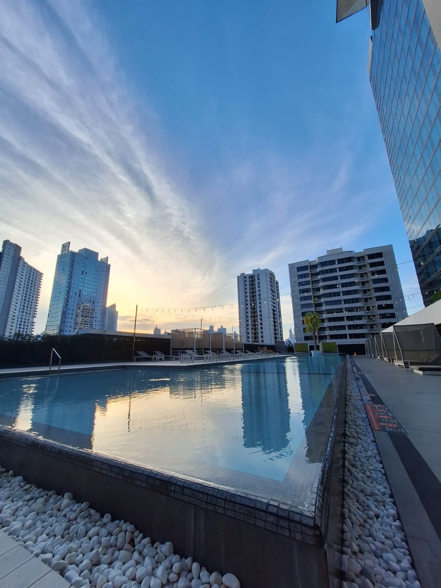 ¿Qué te parece ver el atardecer con un par de cócteles y buena compañía?

¡Visítanos!