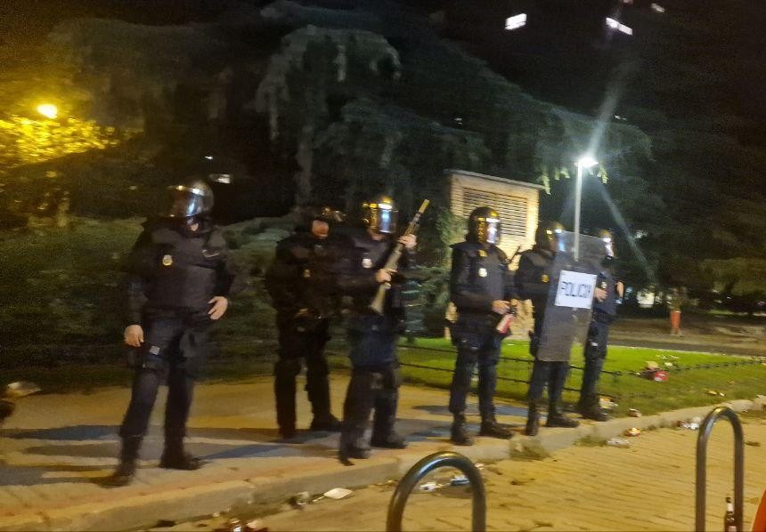 Eiserne Hilfe (@eisernehilfe) on Twitter photo Die <a href="/Policianacional/">Policía Nacional</a> in Madrid fährt hart auf. Wir haben Kenntnis von #Polizeigewalt gegen #Fans des <a href="/fcunion/">1. FC Union Berlin</a> in einer Kneipe. Dabei kam es zu gebrochenen Gliedmaßen bei einer Person. #DefundThePolice #RMAFCU #MFCFCU Die <a href="/Policianacional/">Policía Nacional</a> in Madrid fährt hart auf. Wir haben Kenntnis von #Polizeigewalt gegen #Fans des <a href="/fcunion/">1. FC Union Berlin</a> in einer Kneipe. Dabei kam es zu gebrochenen Gliedmaßen bei einer Person. #DefundThePolice #RMAFCU #MFCFCU