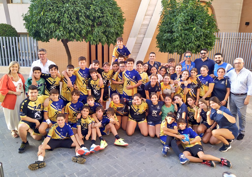 🙌 Los equipos infantiles de las #basesAX han sido protagonistas de nuestra actividad de esta tarde con motivo de la #MobilityWeek 🤾‍♀️🤾‍♂️

Por cierto, hemos recibido la visita de alguien muy conocido por toda la #familiaAX... ¿Lo encontráis en la foto? 😜

#VamosMiGenil #VamosAX