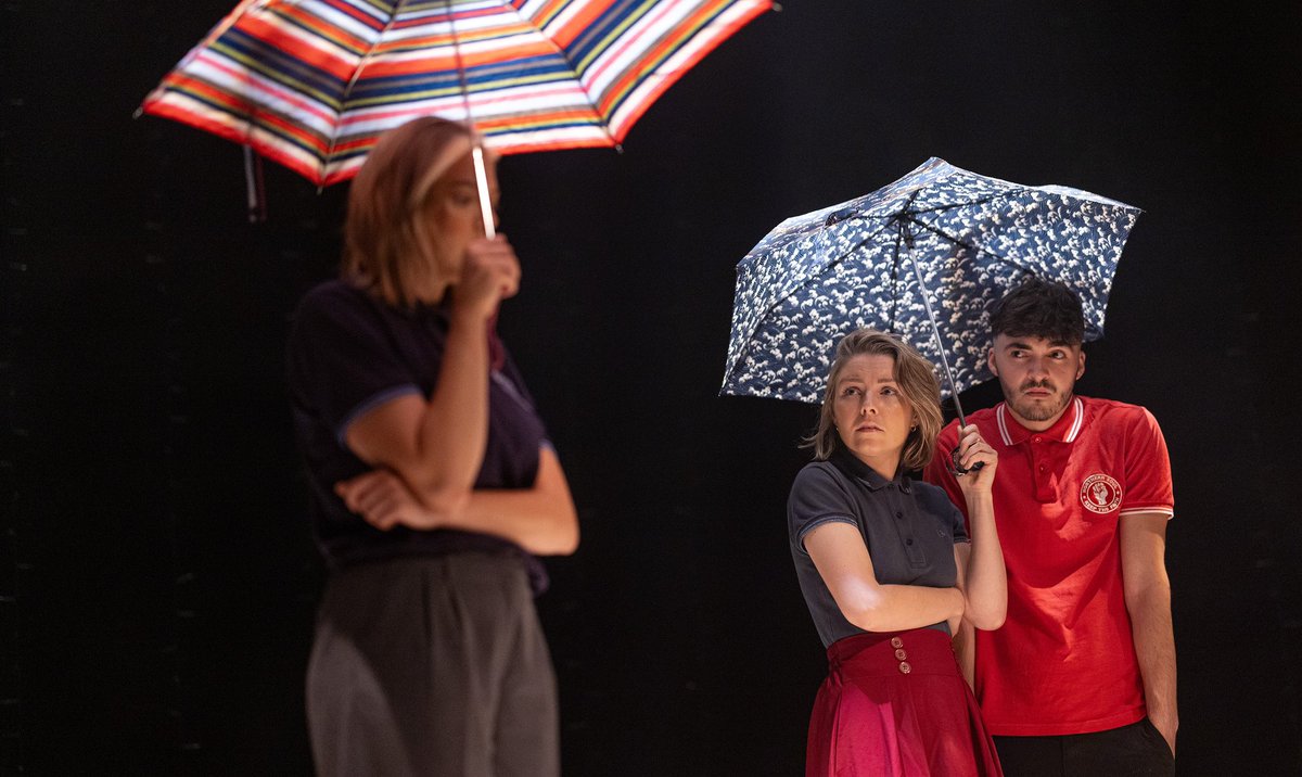 ☔️ Umbrellas at the ready after the latest weather report. The cast of Do I Love You by @jgodberco are prepared. Less than two weeks until this #northernsoul themed #comedy hits our stage. 🗓️ Tues 3 - Thurs 5 Oct 🎟️ theviaducttheatre.co.uk/shows-tickets/… #theatre #halifax #yorkshire