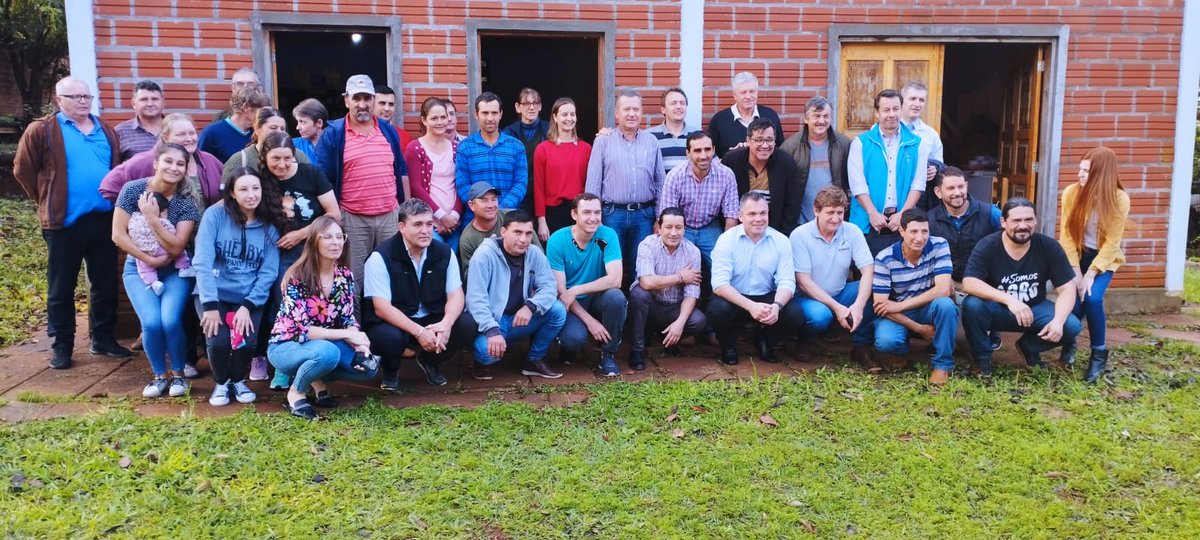 Con <a href="/grillo141/">Ruben Dario</a> presente se realizó el Foro Sectorial para la "Tecnicatura Superior en Producción Apícola" en el salón de la Cooperativa "Las Abejas Limitada" de la localidad de 25 de Mayo.