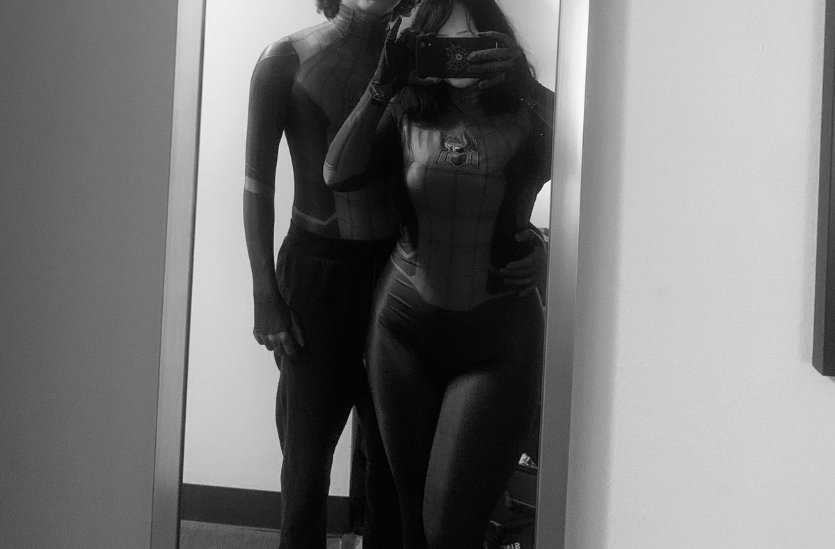 DefNotDoom's tweet image. me and the bad bitch i pulled by being gold in valorant