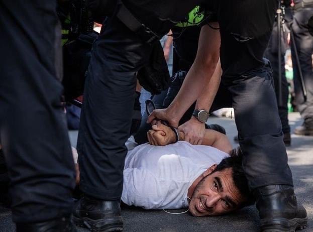 “Het (…) stopzetten van fossiele subsidies is voor mij te belangrijk om ermee op te houden. Ik laat me niet door intimidatie wegjagen.” Lees hier het interview met held en theatermaker Cor Burger ⁦@tg_piepschuim⁩ #StopFossieleSubsidies #A12blokkade jacobin.nl/xr-politiegewe…