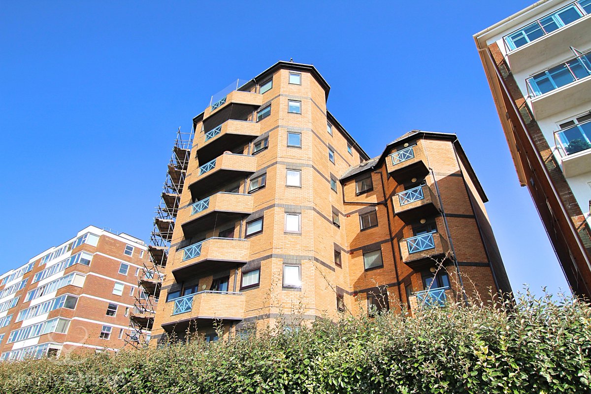 simplylett's tweet photo. #ToLet *FULLY FURNISHED* A beautiful 3 bed, 2 bath balcony #Flat with allocated parking! Located on #Hove Seafront - £2,995PCM! VIDEO TOUR: https://t.co/w7CaD3Swt4 PROPERTY DETAILS: https://t.co/w7CaD3Swt4 Call 01273 729 000 to view! #Lettings #Property #SimplyLettings #Brighton https://t.co/o6drxfBU6F