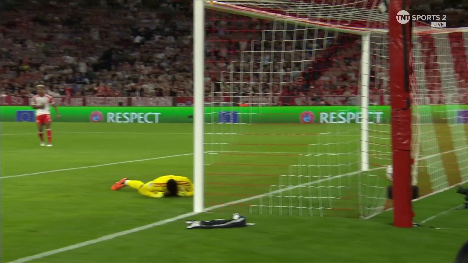 André Onana has had a howler here 🫣Leroy Sané's effort slips under the Man Utd stopper's gloves to give Bayern the lead...#UCL