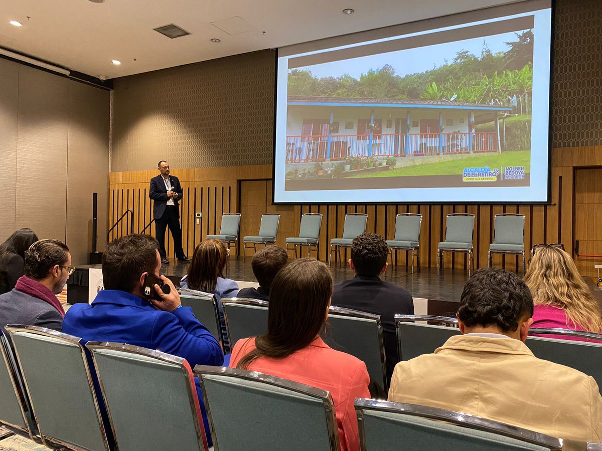 asointermedias's tweet image. #AEstaHora el alcalde @nolberbedoya de nuestra #CiudadIntermedia @elretiroant realiza la socialización del programa #Conectados durante #Expoi2023. Este proyecto busca mejorar la conectividad, inclusión y bienestar de niños, jóvenes, adultos y adultos mayores en tanto en zona