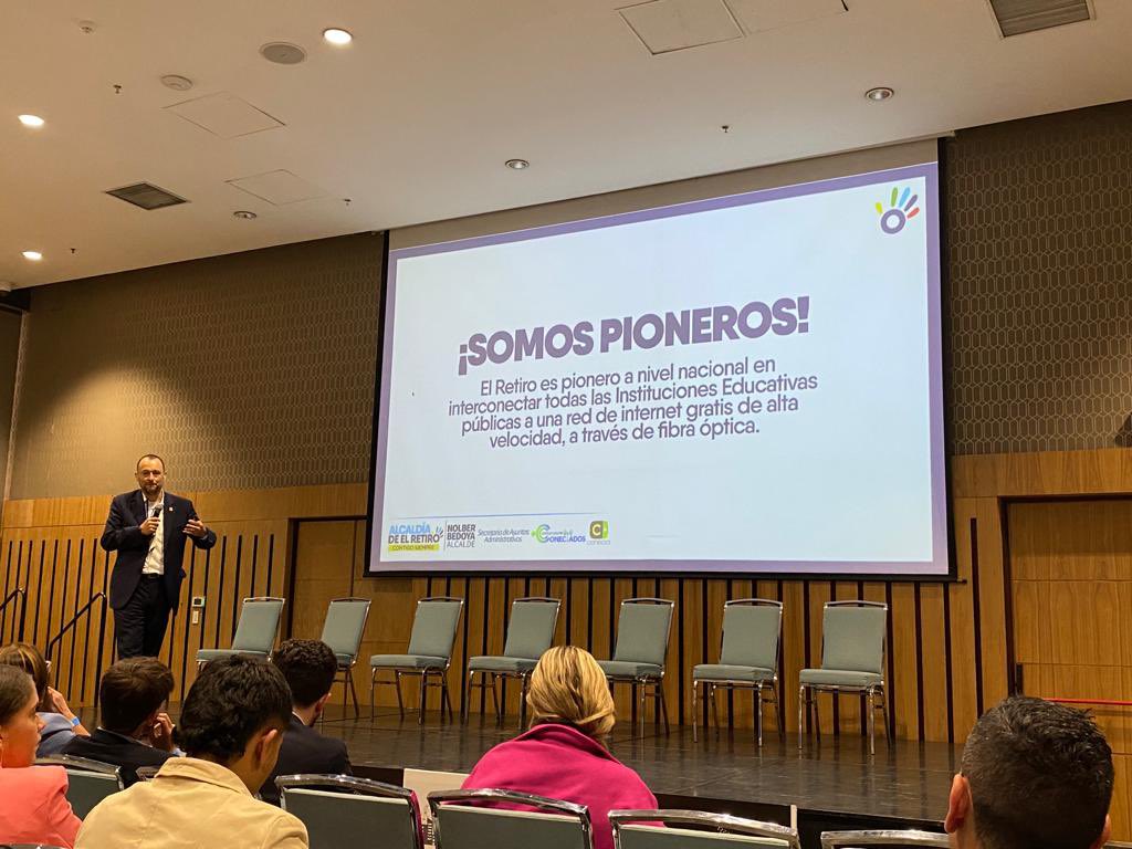 asointermedias's tweet image. #AEstaHora el alcalde @nolberbedoya de nuestra #CiudadIntermedia @elretiroant realiza la socialización del programa #Conectados durante #Expoi2023. Este proyecto busca mejorar la conectividad, inclusión y bienestar de niños, jóvenes, adultos y adultos mayores en tanto en zona
