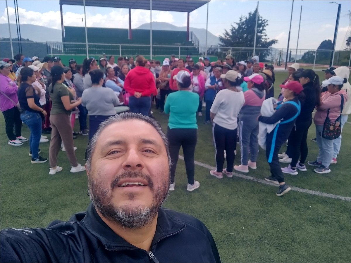 En lo alto de mi bello #Lerma fuimos a platicar con las amigas y vecinas #Delmacistas que estaban bien activas en zumba, las escuchamos y atendimos sus dudas.

Sin duda alguna, seguiremos recorriendo todo el #Distrito4 saludando y escuchando a todas las personas.

Excelente día!