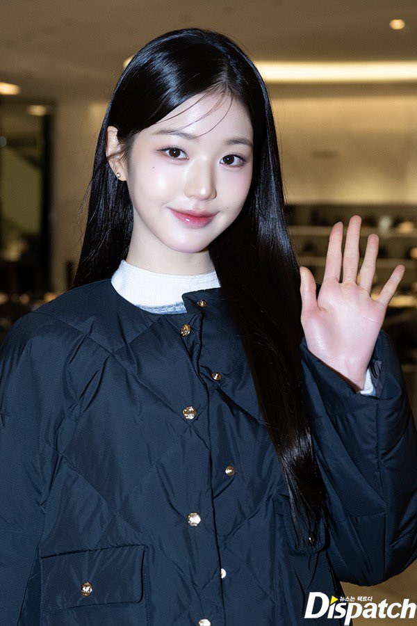 Generaci0nKp0p's tweet photo. Jang Wonyoung brilla con su belleza de hada en el evento de SJSJ. El personal y los internautas quedan maravillados con su presencia. ¿Qué te parece? #JangWonyoung #Wonyoung #IVE #SJSJ https://t.co/h2MkrYQHbh