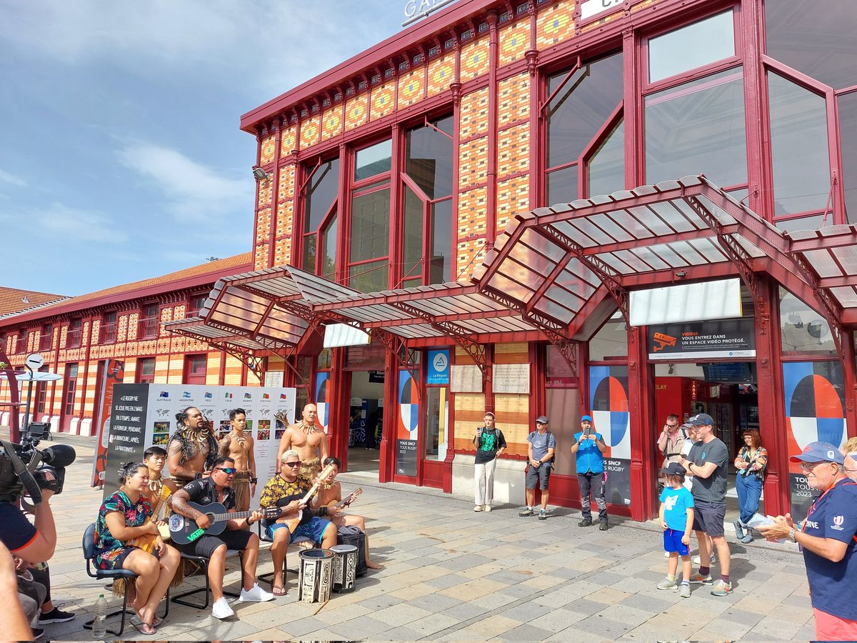 PatriceMalot's tweet photo. 🏉  Retour sur un moment et une ambiance extraordinaire en gare de St Etienne châteaucreux avant le match Australie 🇭🇲 Fidji 🇫🇯
🤩🤩🤩 https://t.co/65anEiVA6z
