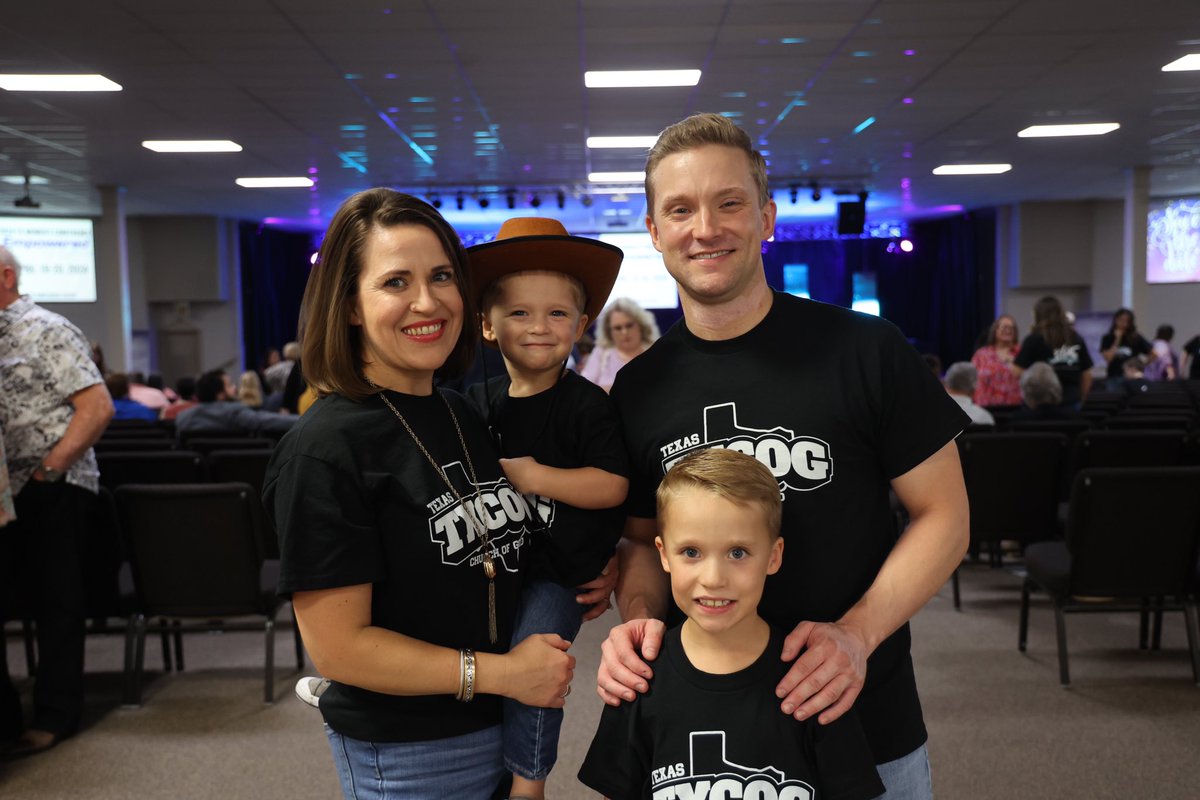 matthewtpropes's tweet photo. #SummerRecap - our family photo from Texas Camp Meeting Youth Night 2023. 

It’s safe to say that the boys love living in Texas 🤠 https://t.co/5eN8w8jsUh