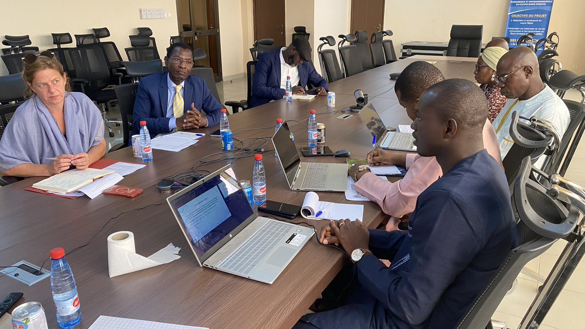 PreefnM's tweet photo. Rencontre avec la Directrice sectorielle du développement social et inclusif de la Banque mondiale et le Coordinateur du PREEFN. Les échanges ont porté sur la stratégie Violence Basée sur le Genre du PREEFN. C’était ce matin dans la salle de conférence de l’ABFN. https://t.co/CJSfZ2pd8u