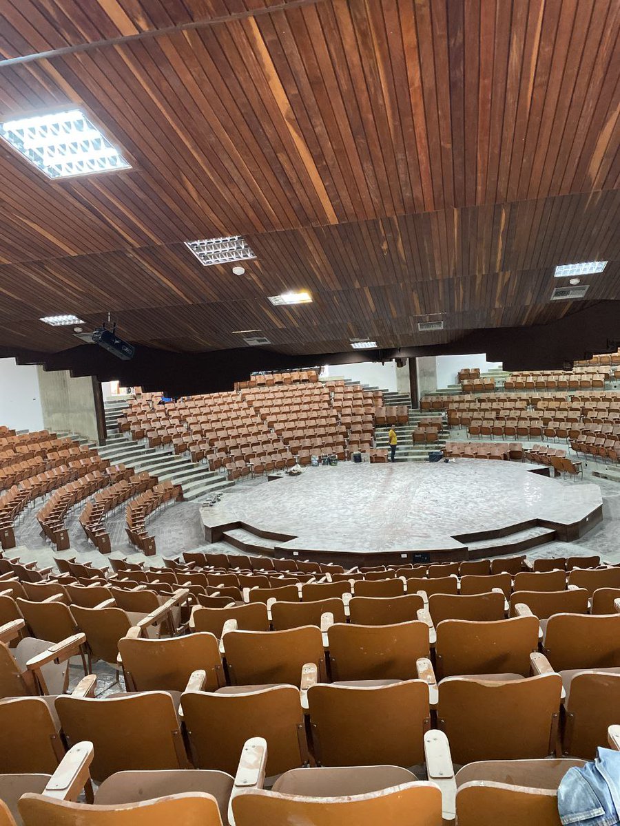 JacquelinePSUV's tweet photo. Las labores en el @campusb con #PlanUniversidadesBellas de @MVzlaBella, abarcan: 
✔️41 aulas recuperadas.
✔️ Laboratorios. Auditorio.
✔️Áreas verdes.
✔️Servicios de Agua potable, Gas, iluminación y otras. 
Con @NicolasMaduro tenemos Universidades bellas para el Pueblo!❤️🇻🇪
#20Sep https://t.co/dGLAUDRWJa