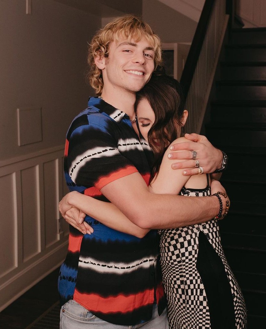 📸 New photo of Ross Lynch and Laura Marano hugging each other., image size:872x1076