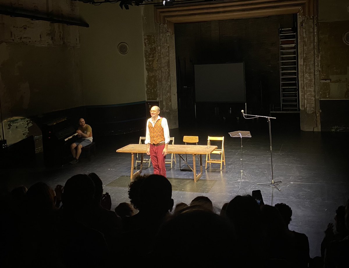 kizz10k's tweet photo. 🎭 Castroponce. Teoría y praxis para una vanguardia del siglo XXI' escrit, dirigit i interpretat per Pablo Rosal
Què serà això de la política? I el teatre polític? Impresionant 👏👏👏👏 Un immillorable inici de la #TardorSanchis @salabeckett https://t.co/wy8ggoG9EU