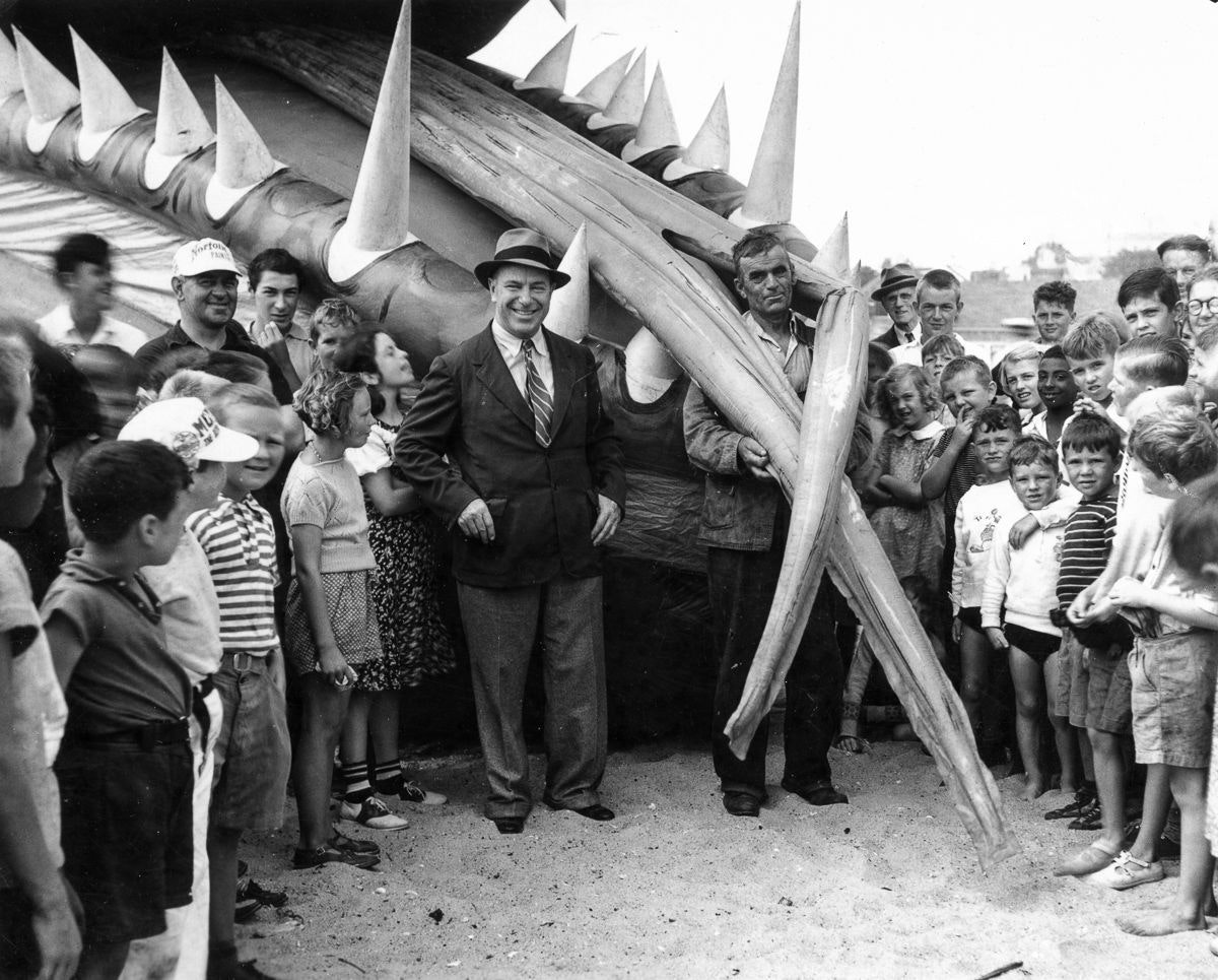 AbbevillePress's tweet photo. *Starting soon!*
Join tonight's @UntappedNY book talk at 5pm to learn all about TONY SARG: GENIUS AT PLAY, and Sarg's many connections to NYC—from the Macy's parade to Grand Central Terminal!

https://t.co/30NANIuakc https://t.co/zacdcFmhgG