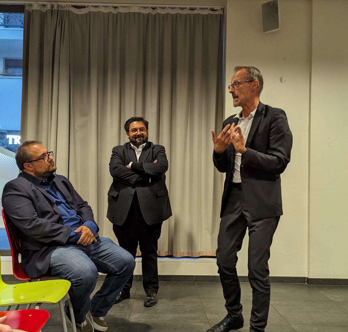 adel_ziane's tweet photo. Vous étiez nombreuses et nombreux ce soir pour notre dernière réunion publique à #noisylegrand chez @ConstantEmm @EricManfredi et @ferielg 

Des échanges nourris pour porter demain au Sénat les aspirations et les espoirs de la Seine-Saint-Denis et de nos habitant.e.s. https://t.co/ByvxJDmVOp
