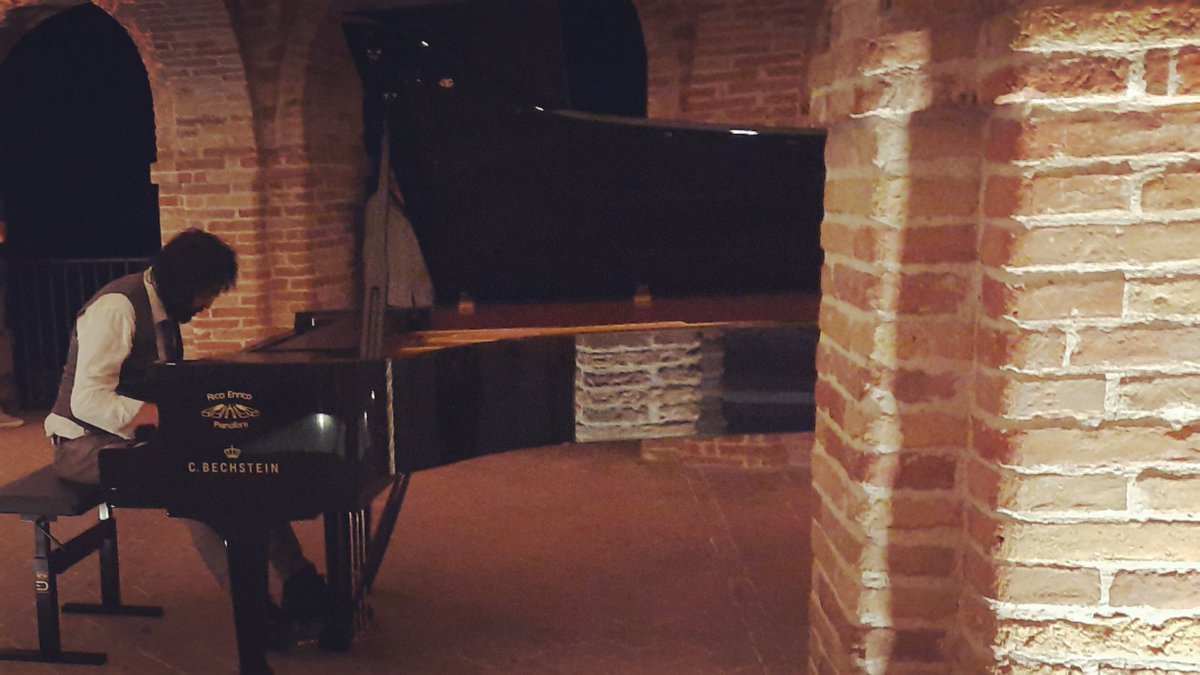 GROTTAMMARE LIVE ... LE LOGGE ... ❤️🎶 #LucaDiTommaso #Composer #Pianist #Music #Love #Dream #Musica #Sogno #Amore #Grottammare #PianoPianoNelBorgo #Marche #AscoliPiceno #musicindipendent #Cinema #Teatro #RegioneMarche #pianocity #Concerto #Pianoforte #Live #Tour #artist #logge