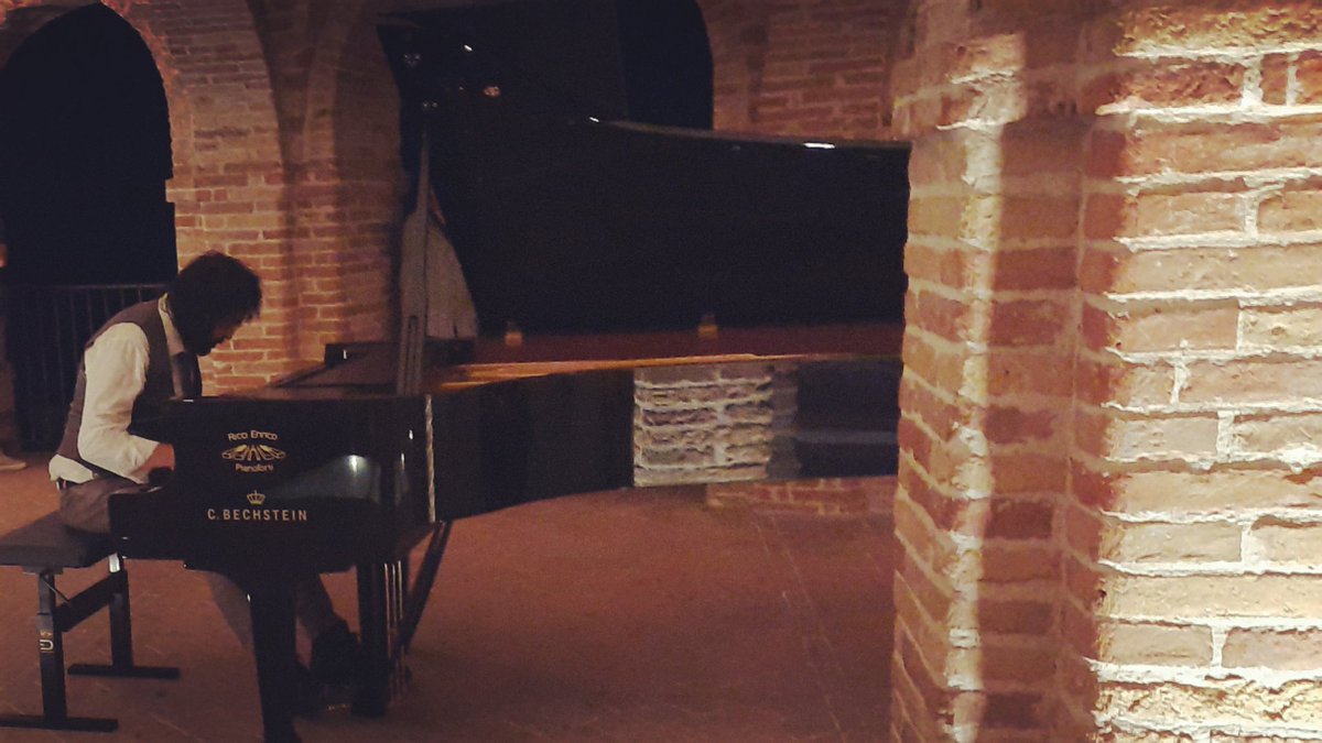 Luca_Di_Tommaso's tweet photo. GROTTAMMARE LIVE ... LE LOGGE ... ❤️🎶 #LucaDiTommaso #Composer #Pianist #Music #Love #Dream #Musica #Sogno #Amore #Grottammare #PianoPianoNelBorgo #Marche #AscoliPiceno #musicindipendent #Cinema #Teatro #RegioneMarche #pianocity #Concerto #Pianoforte #Live #Tour #artist #logge https://t.co/OeNVW1eUh1